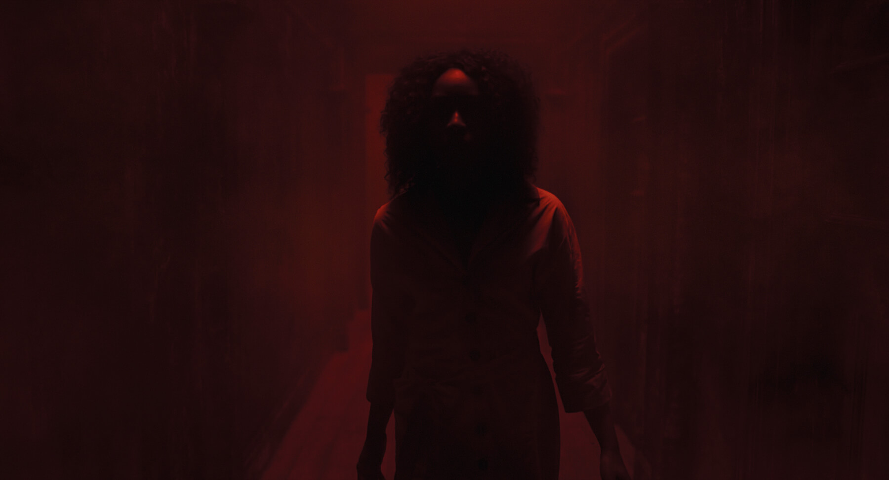 Simona Brown as Louise in a dark hallway during a Behind Her Eyes nightmare sequence
