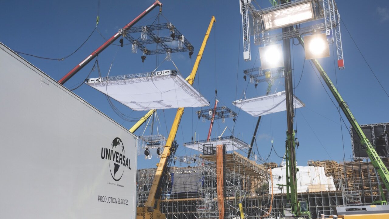 Scaffolding and cranes setting up rigs in the sky outside